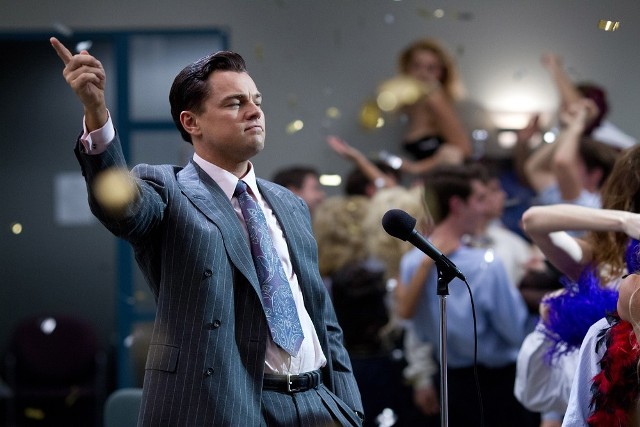 "Wilk z Wall Street"Jordan Belfort zaczyna karierę w 1987 r., gdy akcje na Wall Street spadają, a firmy maklerskie zwalniają ludzi. Po pewnym czasie spędzonym na bezrobociu w 1989 r. zakłada firmę Stratton Oakmont, która wkrótce zaczyna przynosić ogromne zyski. Sukces daje Belfortowi władzę i poczucie bezkarności. Jordan korumpuje, nagina prawo, dokonuje malwersacji. Ma pieniądze, kobiety, piękną żonę, córkę i wielkie grono znajomych. Każdego dnia zażywa mieszkanki z metakwalonów, kokainy i morfiny. Ma wszystko, oprócz umiaru. W końcu zaczyna popełniać błędy... czytaj więcejEmisja: Polsat, godz. 20:10