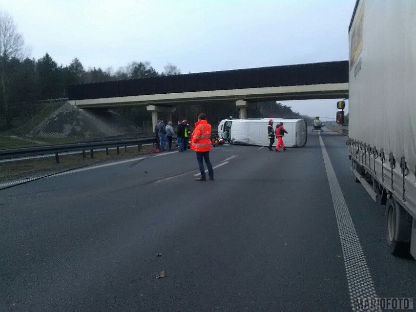 Wypadek na autostradzie A4. Dachował bus.