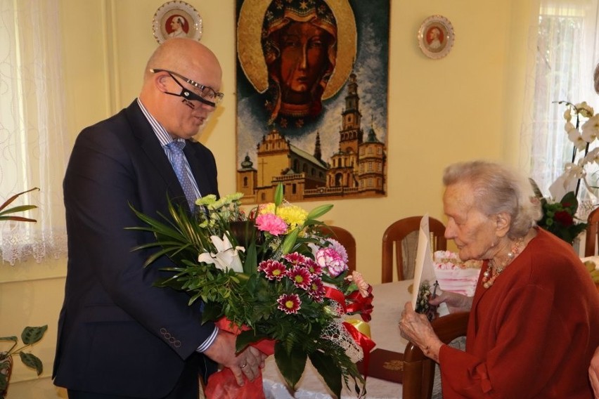 Dariusz Bulski, wójt gminy Kowala złożył życzenia jubilatce,...