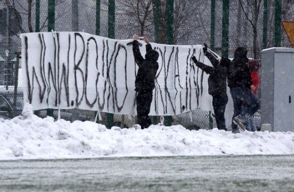 Kibice Arki protestowali także podczas zimowych sparingów