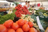 Najświeższe ceny owoców i warzyw z targu na Ruskiej. Fani czereśni i truskawek mogą czuć zadowolenie