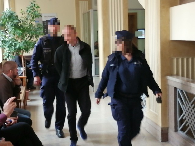 Kamil C. jako jedyny z oskarżonych przebywa w areszcie śledczym. Dlatego do sądu doprowadzany jest przez policjantów.