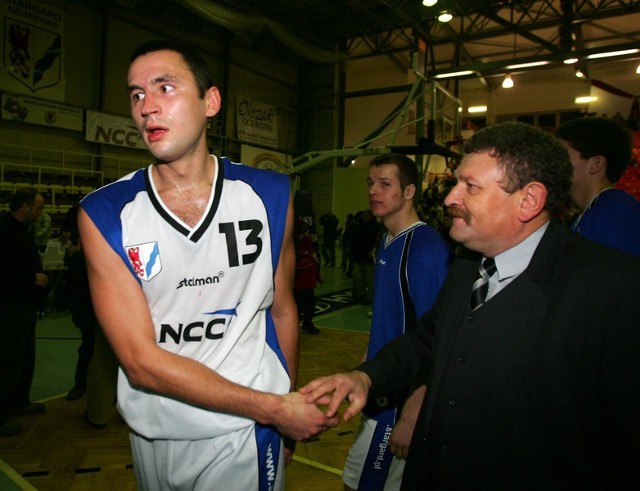 Trener Daś (z prawej) pracował już z Maciejem Sudowskim (z lewej) w Spójni Stargard. Tam również spotkał się z Łukaszem Pacochą. Teraz będzie miał ich pod sobą w AZS.