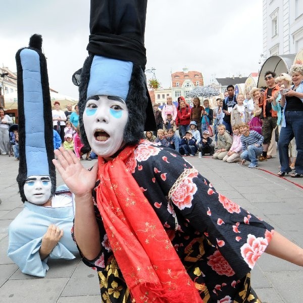 Na ulicach, szczególnie w pobliżu Starego Rynku, można spotkać teatry uliczne