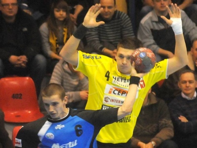 Bramkę Nielby atakuje prawoskrzydłowy GSPR Dariusz Śramkiewicz (w niebieskim stroju), broni Łukasz Gierak. Z ekipą z Wągrowca gorzowianie zagrają w tym sezonie jeszcze dwa razy.