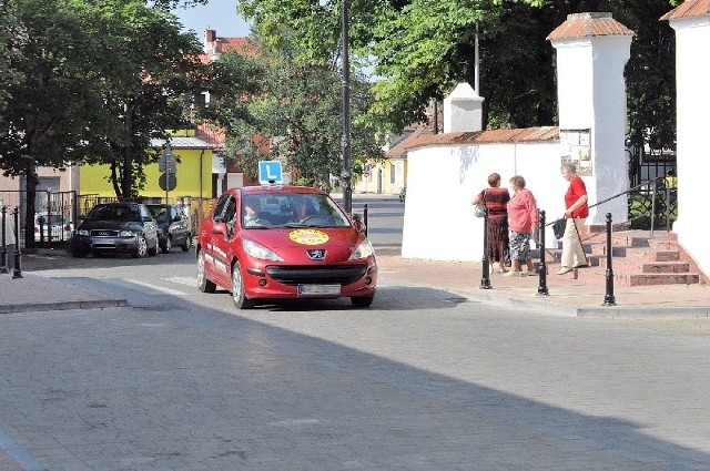 Na całym ciągu ulicy Dominikańskiej powstały parkingi, wymieniono oświetlenie uliczne, a drogę oraz chodnik wyłożono kostkę brukową.