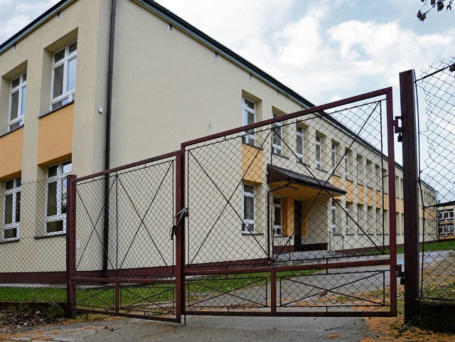Budynek po dawnej szkole przy ul. Kochanowskiego 32 stoi zamknięty na cztery spusty. Mimo dużych pieniędzy na jego remont call center tu nie powstało, a co za tym idzie - nie ma miejsc pracy