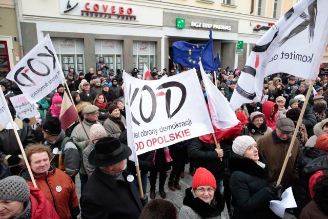 Manifestacja KOD pod opolskim ratuszem.