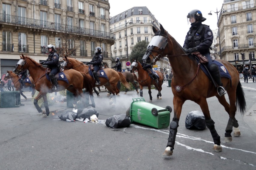 Francja: Zamieszki w Paryżu 8.12 ZDJĘCIA Protesty "żółtych kamizelek". Bilans: 260 rannych, 1700 zatrzymanych. Ile osób protestowało?