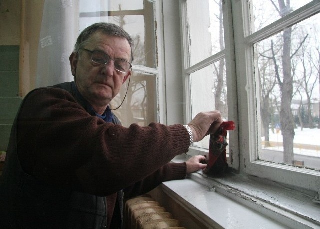 - Szczeliny w oknach zatykamy kocami i ręcznikami - mówi Jerzy Salej, konserwator z Gimnazjum nr 1.
