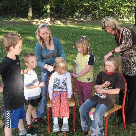 Marzena Szandurska (po prawej) pokazuje dzieciom jak można ułożyć nową fryzurę. Niedługo ta grupa może się już nie spotykać.