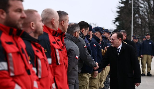 Strażaków powitali na lotnisku m.in. minister Spraw Wewnętrznych i Administracji Mariusz Kamiński oraz komendant główny Państwowej Straży Pożarnej gen. brygadier Andrzej Bartkowiak.