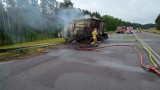 Śmiertelny wypadek pod Bełchatowem. Ciężarówka zderzyła się z samochodem osobowym i stanęła w ogniu ZDJĘCIA