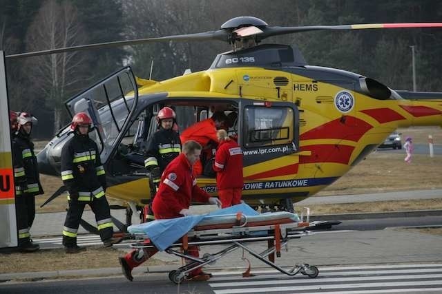 Helikopterem do szpitala im. Jurasza w Bydgoszczy przetransportowano 32-letniego pasażera bmw.