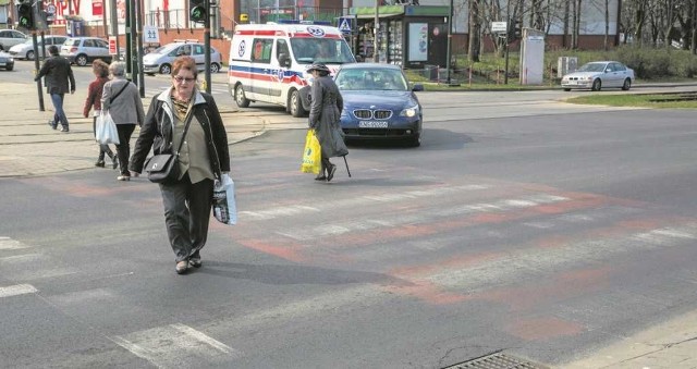 Pasy na przejściach na ul. ks. Jancarza wkrótce mogą całkiem zniknąć. Codziennie korzystają z nich m.in. dzieci i wielu starszych