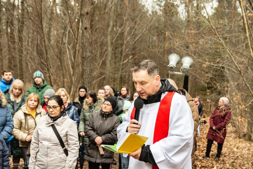 Droga Krzyżowa z parafii Przemienienia Pańskiego w Kielcach Białogonie na Brusznię. Zobaczcie zdjęcia i wideo