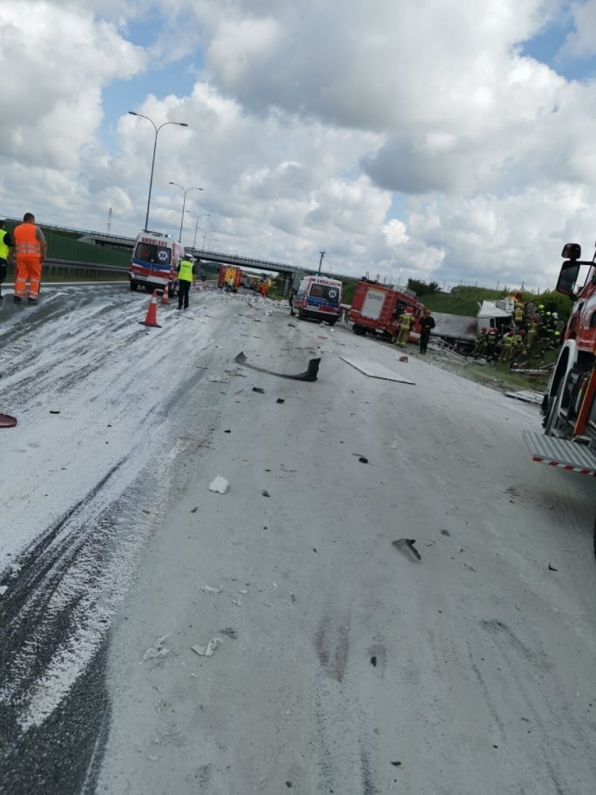 Wypadek na autostradzie A1 12.08.2021 r. Kierowcę tira zabrał śmigłowiec LPR