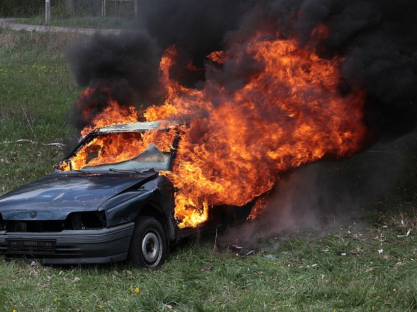 Pożar samochodu podczas dnia otwartego we Wroniu [zobacz zdjęcia]
