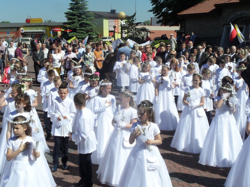 Pierwsza komunia święta w parafii Nawiedzenia NMP w...