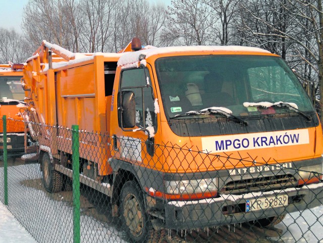 Śmieciarki MPGO w Choczni, w bazie firmy. Firma wygrała przetarg na odbiór odpadów w gminie Wadowice w czerwcu ubiegłrgo roku. Pracę zaczęła już od 1 lipca. Teraz gmina szuka nowej firmy