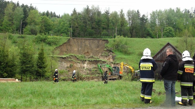 W poniedziałek na miejscu osuwiska w Królowej Górnej mają pojawić się geolodzy. Niewykluczone, że na podstawie ich oceny ruch pociągów z Nowego Sącza do Tarnowa zostanie całkowicie wstrzymany