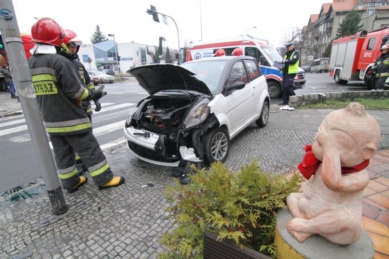 Wypadek na Kochanowskiego. Zderzyły się ford i ligier - auto, którym można jechać bez prawa jazdy