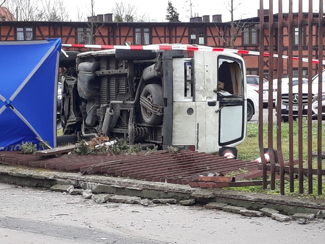 Tragiczny wypadek na ul. Powstańców Warszawy w Bydgoszczy. Nie żyje 69-letnia kobieta.