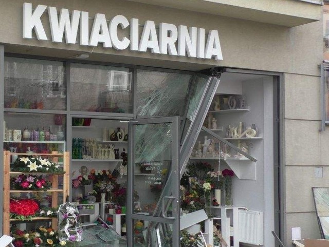 Ucierpiała witryna kwiaciarni. W czasie zdarzenia w środku była jedna osoba, której nic się nie stało.