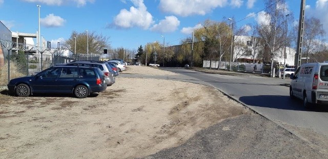 Przy ul. Włocławskiej w Toruniu trwa budowa ponad 30 miejsc parkingowych