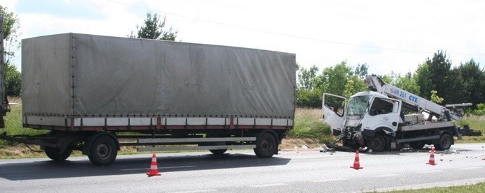 Śmiertelny wypadek w Janowie Lubelskim. Nissan uderzył w naczepę ciężarówki