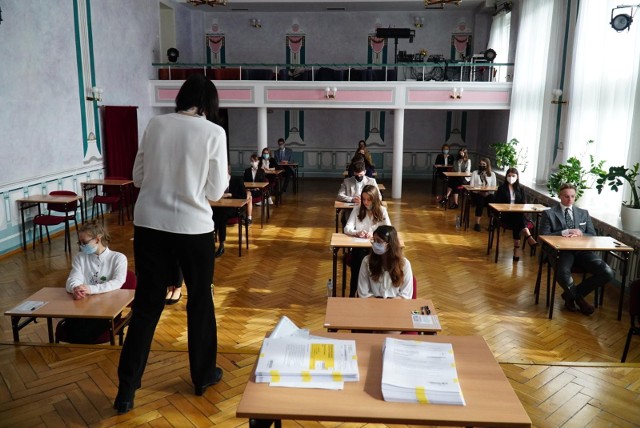 Egzaminy maturalne w roku szkolnym 2021/2022 przeprowadzone zostaną w dniach 4-23 maja, a części pisemne rozpoczynać się będą o godz. 9 i 14