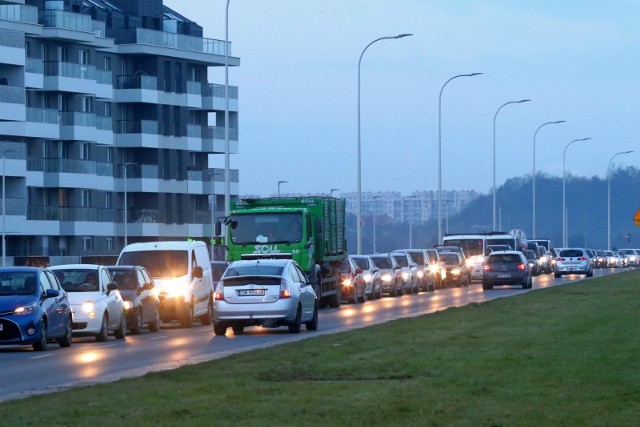 Ile czasu zajmuje podróż z przedmieść i okolicznych miejscowości do centrum Wrocławia? Najdłużej kierowcy jadą nawet 75 minut! Oto lista największych korków. Podpowiedzieliśmy również objazdy, jeśli są one w ogóle możliwe.PRZEJDŹ DO KOLEJNYCH SLAJDÓW PRZY POMOCY STRZAŁEK >>> LUB GESTÓW NA SMARTFONIE