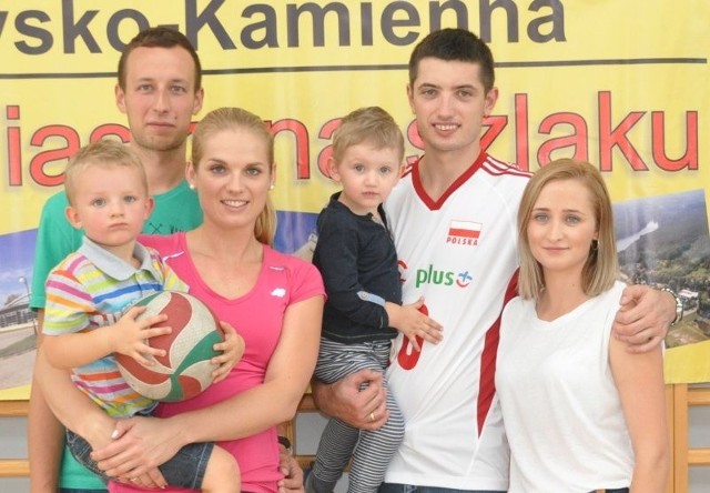 Katarzyna Brojek (na pierwszym planie, z lewej) z synkiem Filipem oraz mężem Piotrem, z prawej Wojciech Żaliński z żoną Dianą i synkiem Franiem. 