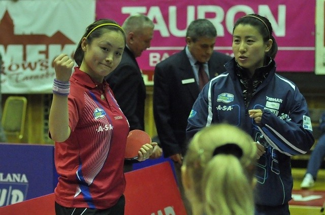 W meczu przeciwko drużynie z Lidzbarka Warmińskiego swoje pojedynki wygrały Li Qian (z lewej) i Han Ying.