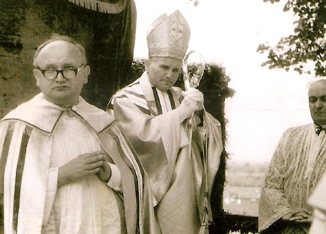 Metropolita krakowski arcybiskup Karol Wojtyła w Tarnobrzegu podczas uroczystości trzeciej koronacji cudownego obrazu Matki Boskiej Dzikowskiej, w październiku 1966 roku