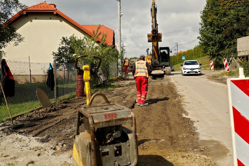 Rozpoczęła się przebudowa 2,2 km drogi przez Grajów (gmina...