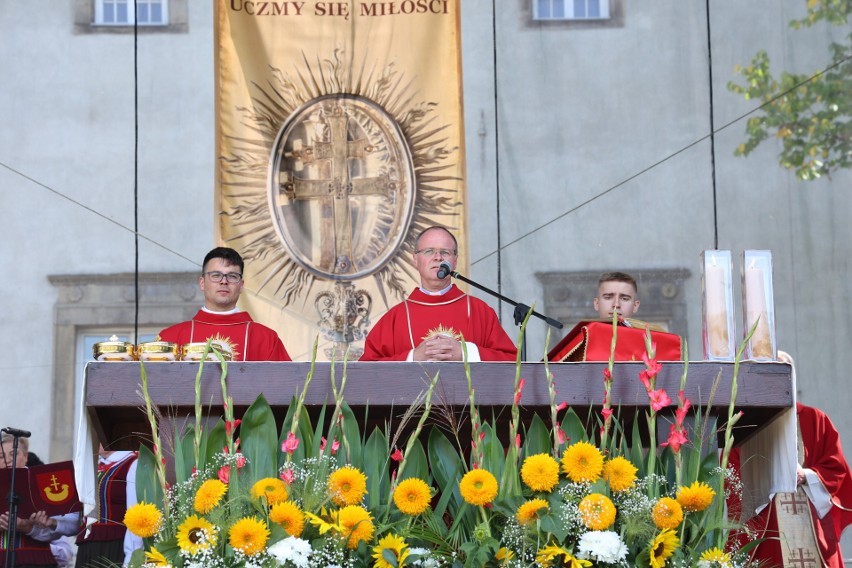 Rozpoczął się tygodniowy odpust w najstarszym polskim sanktuarium na Świętym Krzyżu. Na sumie modliły się setki osób. Zobacz zdjęcia