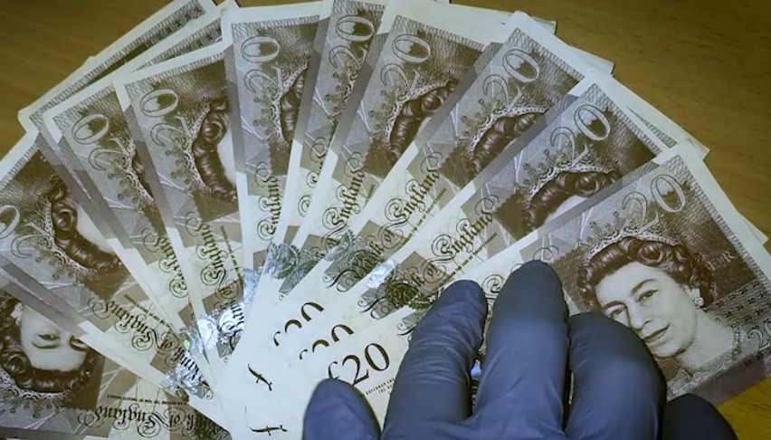 Gdańsk: Fałszywe 20-funtowe banknoty. Podejrzani trafili do aresztu. Grozi im 15 lat więzienia