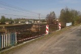 W gminie Radoszyce samochód staranował bariery, spadł z mostu i dachował