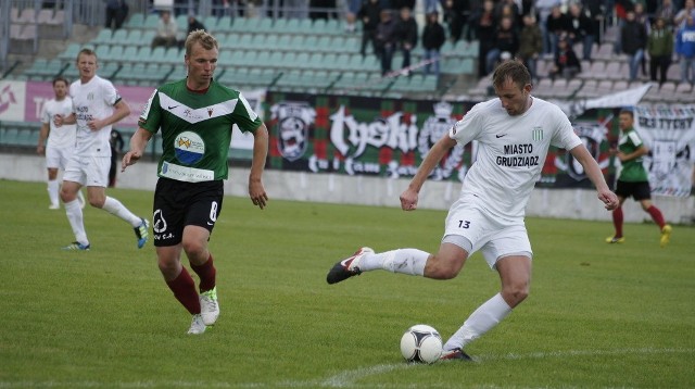 Marcin Staniek (Olimpia), ucieka z piłką Mateuszowi Bukowcowi (GKS)