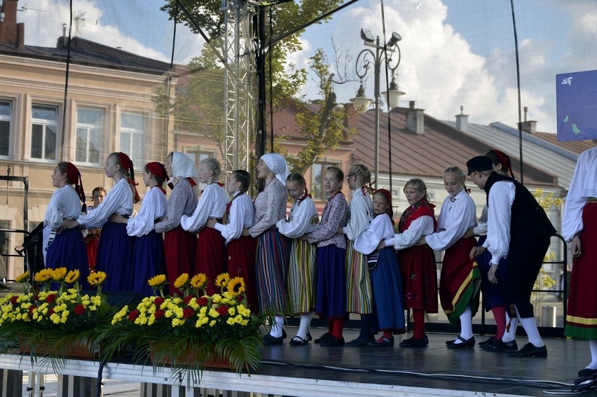 Biecz. Święto Dzieci Gór zagościło na bieckim rynku. Mali artyści roztańczyli miasto [ZDJĘCIA]