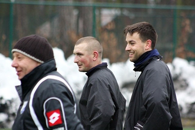 (w środku). Z lewej trener Ryszard Okaj, a z prawej Kamil Biliński