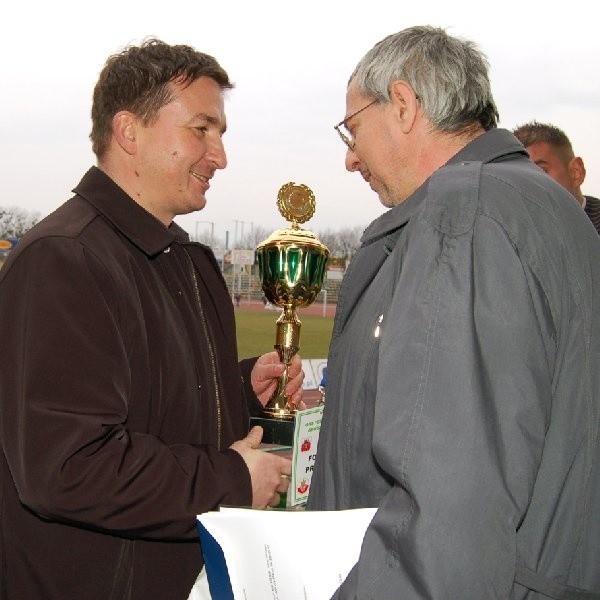 Przed rozpoczęciem sezonu 2009-2010 Jacek Bojarowski (z lewej) odebrał puchar z rąk red. Grzegorza Sergota, dla najlepszego działacza minionego sezonu.