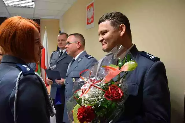 W czwartek, 25 lutego, na stanowisko komendanta miejskiego policji w Gorzowie został powołany 48-letni mł. insp. Stanisław Panek. Zastąpił podinsp. Pawła Rynkiewicza, który objął stanowisko komendanta powiatowego policji w Międzyrzeczu.- Przestępczość pospolita to jest to, co najbardziej dotyka mieszkańców. Rozboje, kradzieże, bójki i pobicia. To będziemy chcieli ograniczyć przez konkretne działania - mówił mł. insp. Stanisław Panek.Nowego miejskiego komendanta zaprezentował komendant wojewódzki policji mł. insp. Jarosław Janiak, który pogratulował nominacji i życzył powodzenia. Zaznaczył też, że nowy komendant będzie mocno rozliczany ze swoich działań. - Dewastacje mienia, bójki, pobicia to są rzeczy, które są niezwykle istotne i musimy je poprawić. A wskaźniki w tych trzech obszarach są dużo poniżej średniej wojewódzkiej - mówi mł. insp. Jarosław Janiak.Nowy szef gorzowskich policjantów służbę rozpoczął 25 lat temu. Od 15 lat zajmuje stanowiska kierownicze. Ostatnie 1,5 roku zarządzał międzyrzecką jednostką. Z wykształcenia jest prawnikiem.