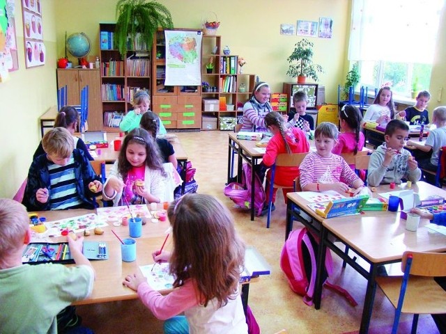 Remont w Szkole Podstawowej nr 2 przeprowadzono dzięki dofinansowaniu z RPO. Teraz dzieci uczą się w kolorowych, odnowionych salach.