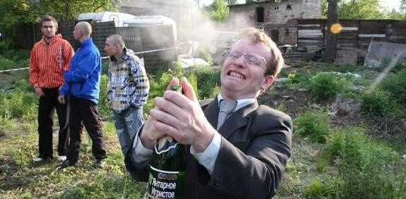 Bartosz Stawiarski po wyborze sołtysa szybko otworzył szampana.