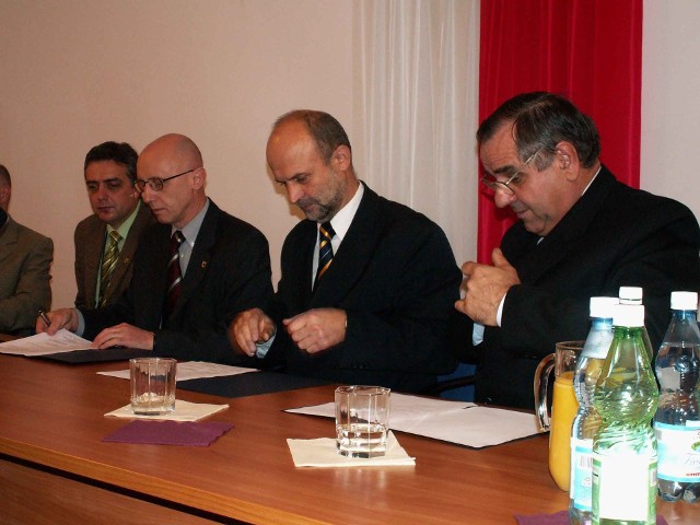 Rok 2006, podpisanie umowy koalicyjnej w powiecie - od prawej Andrzej Grzywacz (PSL), Krzysztof Lis (PS), Jerzy Hardie-Douglas (PO), Daniel Rak (PO)