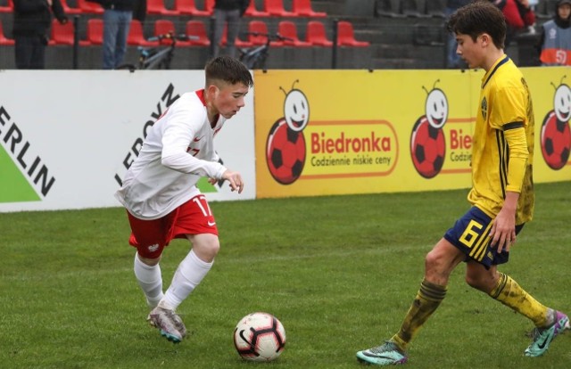 Adrian Socha (z lewej) zdobył gola w juniorskiej reprezentacji Polski w meczu ze Szwecją. Na co dzień gra w Industrii Akademii Korona.