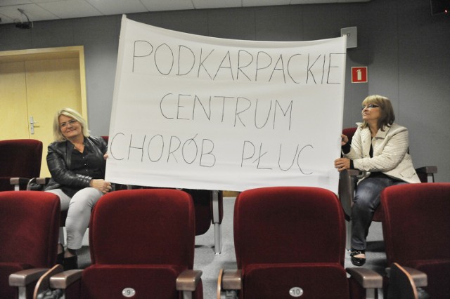 Na dzisiejszej sesji sejmiku województwa dyskutowano i głosowano na temat połączenia szpitali. Pracownicy Podkarpackiego Centrum Chorób Płuc przyszli na sesję z transparentem.