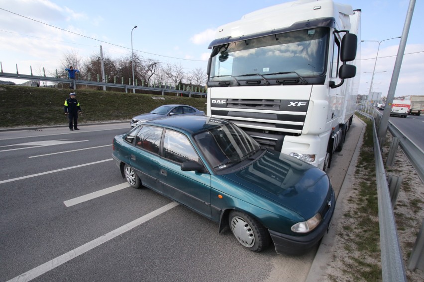 Wypadek w Kielcach. Ciężarówka zderzyła się z osobówką. Ranny mężczyzna